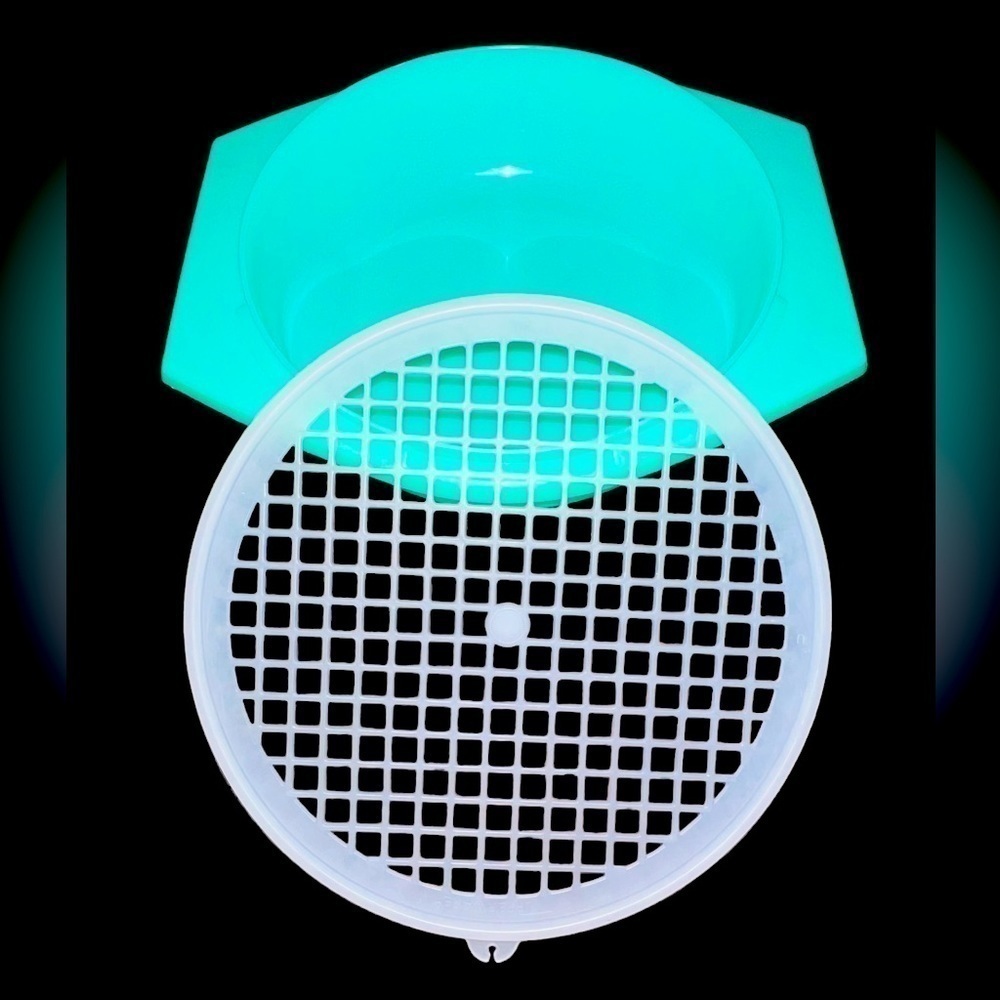 TUPPERWARE Green Jadite Colander With Lid